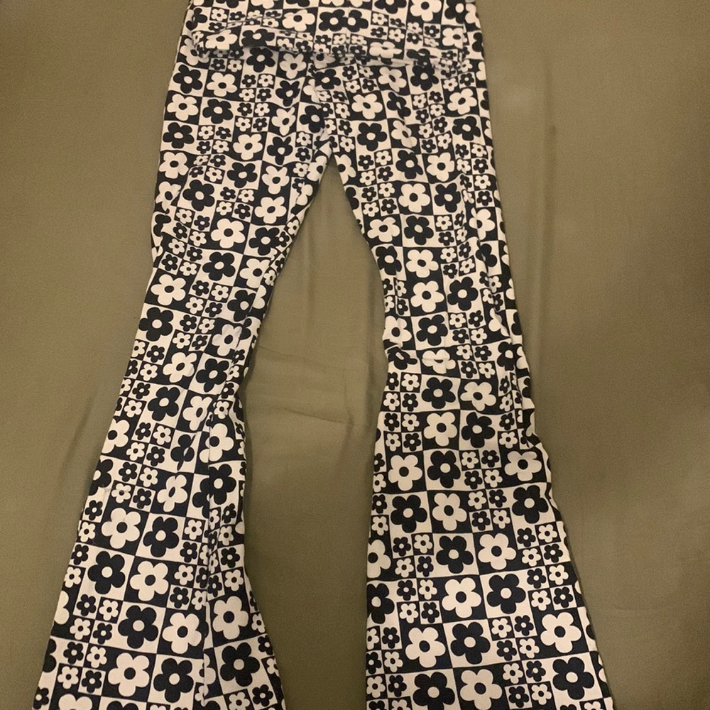Black and white flower flared leggings
